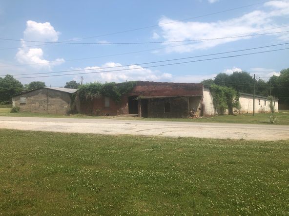 Maysville: 530 Sims St, Maysville, GA 30558